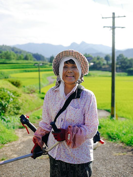 草刈り中の賢二さんの母